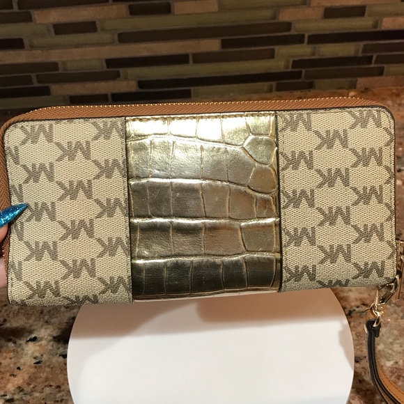 Michael Kors Gold Croc Embossed Signature Large Zip Around Wallet/Wristlet ๐ฅ - Picture 16 of 17